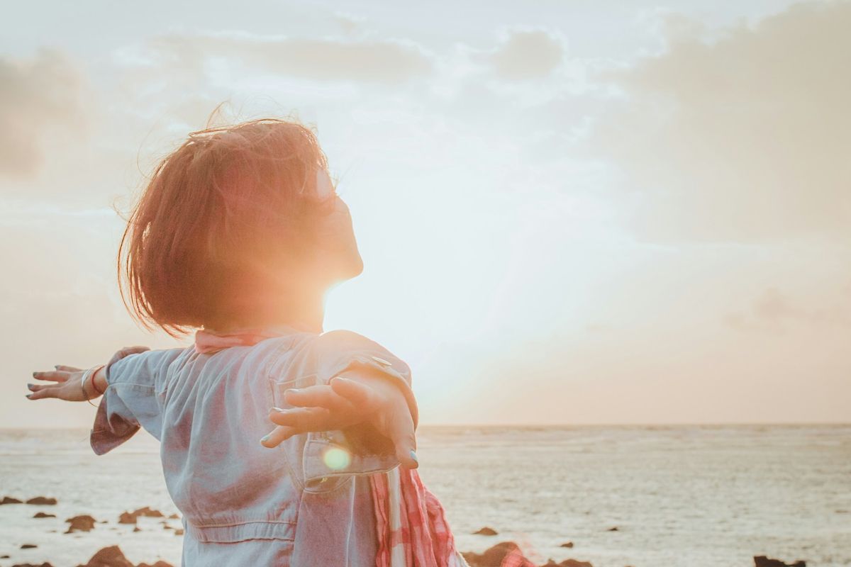 7 Ide Self-care Sederhana, Murah dan Bisa Dilakukan di Rumah, 1. Minum air mentimun, 2. Menghubungi sahabat, 4. Putar lagu favorit, 5. Olahraga ringan sambil menonton TV, 6. Lakukan peregangan kaki, 7. Tonton serial televisi atau film favorit