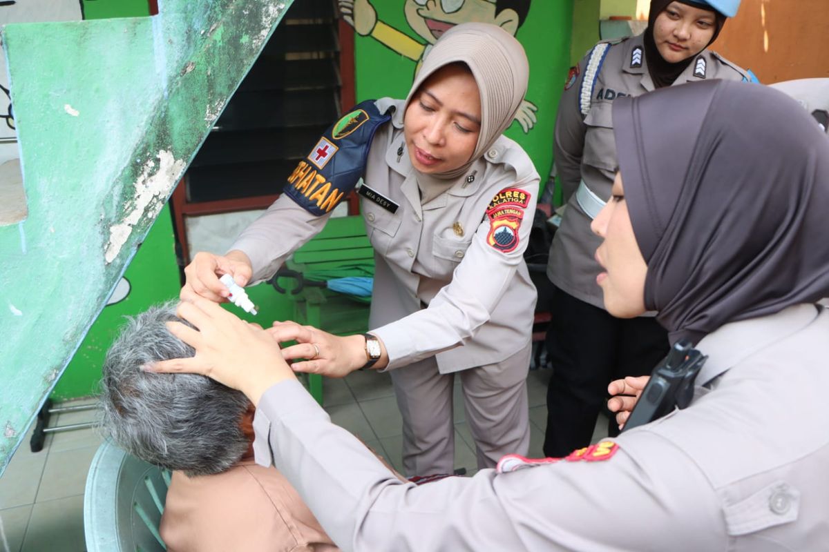 ibu hamil, lansia, Salatiga, demo hari ini, demo salatiga, demo salatiga hari ini, terpapar Gas Air mata, ibu hamil terpapar gas air mata, Cerita 2 Ibu Hamil di Salatiga Terpapar Gas Air Mata, Ada yang Sesak Napas lalu Melahirkan