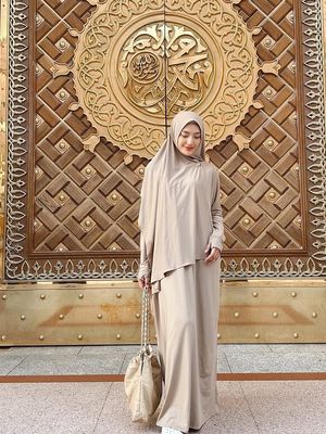 Inspirasi outfit umrah, Annisa Aziza, annisa aziza umrah, inspirasi outfit umrah, inspirasi gamis umrah, gamis umrah, gaya Annisa Aziza umrah, 9 Potret Anggun Anissa Aziza Saat Umrah, Tetap Stylish di Tanah Suci, 1. Nuansa nude, 2. Gaya candid, 3. Nuansa putih, 4. Tas beige, 5. Gamis floral, 6. Sentuhan sutra dengan gaya elegan, 7. Gamis simpel, 8. Nuansa fresh, 9. Gaya duduk manis