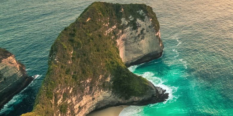Bali, nusa penida, pantai kelingking, Aktivitas yang bisa dilakukan di Pantai Kelingking, Apa yang Bisa Dilakukan di Pantai Kelingking? Ini Pilihan Aktivitasnya, 1. Trekking turun ke pantai, 2. Tebing Ikonik dengan Bentuk T-Rex, 3. Diving di Manta Point, 4. Menikmati pagi dan senja 
