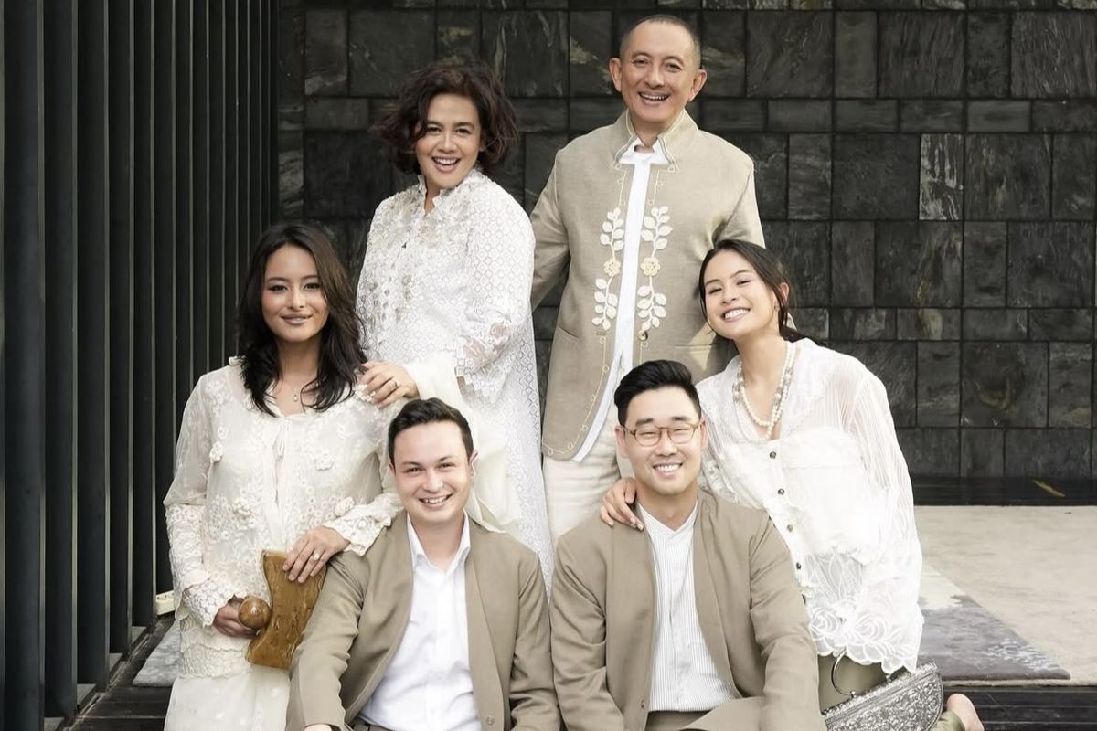 Maudy Ayunda, maudy ayunda lebaran, ootd lebaran maudy ayunda, Gaya Elegan Maudy Ayunda di Momen Lebaran, Dominan Putih dan Olive