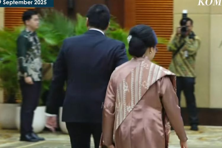 Sri Mulyani, menteri sri mulyani, menteri keuangan indonesia, sertijab kemenkeu, busana sri mulyani, Sri Mulyani Tampil Anggun dengan Tunik dan Kain Batik Saat Sertijab Menkeu