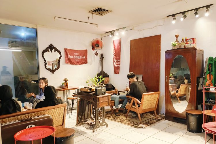 kopi, Surabaya, kedai kopi, Jawa Timur, Bukan Jakarta, Kota Ini Punya Kedai Kopi Terbanyak di Indonesia, Kafe, Modernitas, dan Bahasa yang Menjual, Bukan Sekadar Budaya Global, Pergeseran Ruang Publik, Cangkrukan yang Beradaptasi