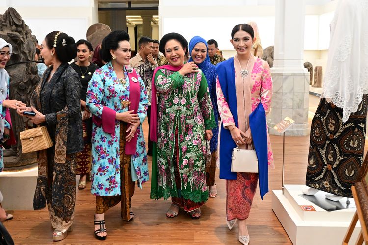 Selvi Ananda, Kebaya, istri gibran, wakil presiden gibran rakabuming raka, wapres gibran rakabuming raka, istri wakil presiden, kebaya selvi ananda, istri wakil presiden ri, 5 Gaya Ibu Wapres Selvi Ananda Pakai Kebaya, Anggun Penuh Warna, 1. Kebaya kartini warna pink pastel, 2. Kebaya kartini warna butter yellow, 3. Kebaya kutubaru warna hijau mint, 4. Kebaya fuschia dan songket, 5. Kebaya kutubaru merah