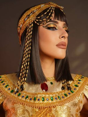 Tasya Farasya, Farra Jaidi, makeup Cleopatra, tasya farasya, tren tiktok 2025, makeup cleopatra, tren cleopatra, cleopatra makeup tiktok, tren makeup cleopatra, Tren Makeup Cleopatra Ramai di TikTok, Fokus pada Riasan Area Mata, 1. Cat eye dan simbol, 2. Fokus pada riasan di area mata, 3. Eyeliner tebal, 4. Lipstik berwarna gelap, 5. Pakai head piece