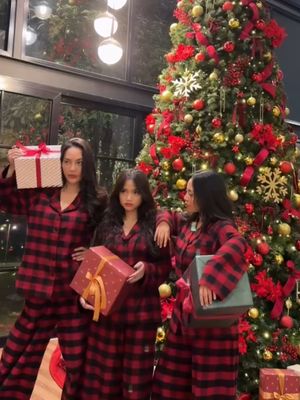 Erika Carlina, Rachel Vennya, Rachel Vennya dan Fuji, 7 Gaya Rachel Vennya dan Fuji Temani Erika Carlina Rayakan Natal, Kompak Tampil Kembaran, 1. Outfit merah bermotif kotak yang serasi, 2. Model busana santai dan nyaman, 3. Tampilan kembaran tanpa kesan berlebihan, 4. Rambut dibiarkan natural, 5. Riasan wajah minimalis, 6. Selaras dengan dekorasi Natal, 7. Memperkuat kesan kebersamaan sahabat