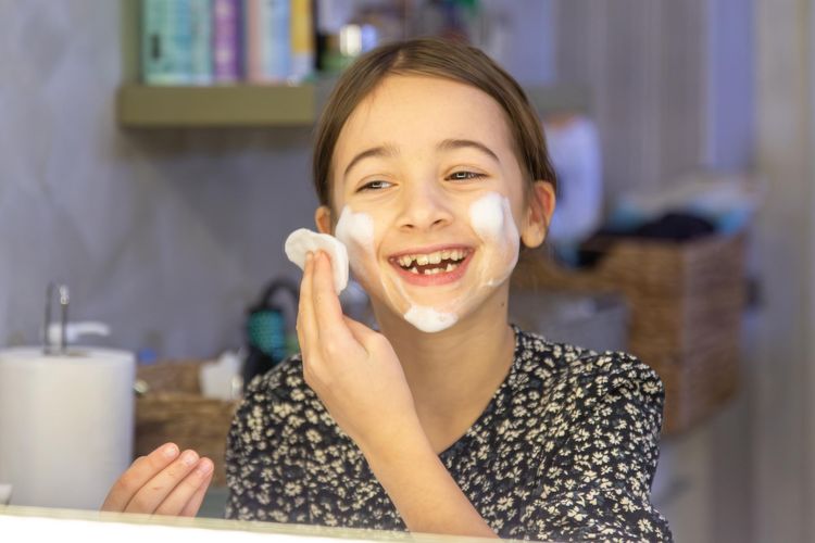 produk perawatan kulit, cosmeticorexia, Anak Perempuan Kini Terobsesi Skincare, Ahli Peringatkan Fenomena, Apa itu cosmeticorexia?, Mengapa skincare begitu populer di kalangan anak?, Apa risiko penggunaan skincare berlebihan pada anak?, Dampaknya tidak hanya pada kulit