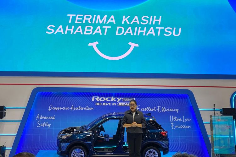 Carbon Neutral, teknologi e-Smart Hybrid, carbon neutral, GJAW 2025, Daihatsu Rocky Hybrid, Teknologi e-Smart Hybrid, Daihatsu Serahkan 3 Unit Pertama Rocky Hybrid ke Konsumen