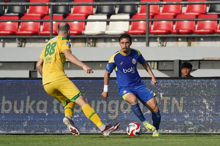 Arema FC, Marcos Santos, Arema FC Remuk di Derbi karena Kesalahan Sendiri