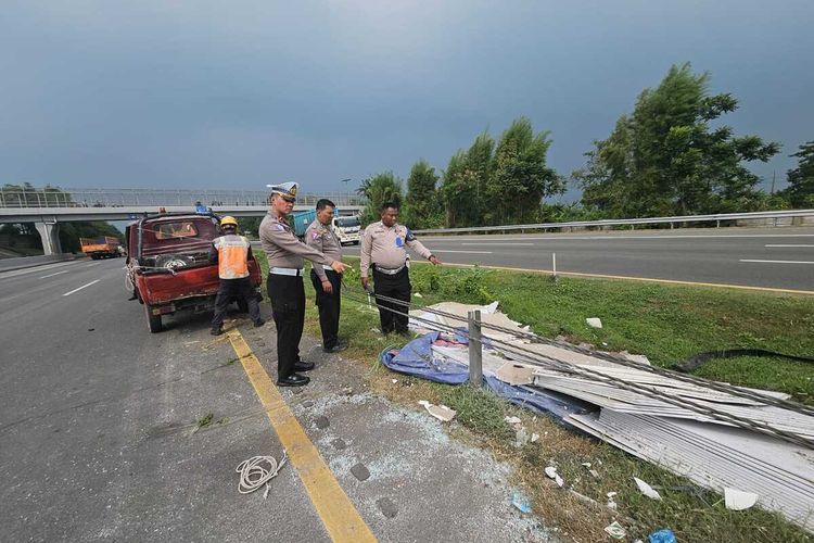 pecah ban, Mobil, mobil, Ban mobil, Pikap pecah ban, pecah ban di jalan tol, Pengemudi Wajib Lakukan Ini Saat Alami Pecah Ban