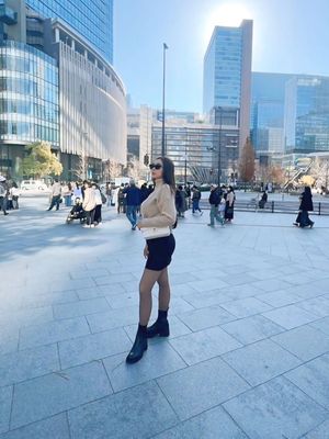 Aura Kasih, gaya Aura Kasih, 7 Gaya Aura Kasih Liburan Akhir Tahun di Jepang, Simpel dan Timeless, 1. Monokrom klasik, 2. Outfit hangat untuk jalan kaki santai, 3. Turtleneck hitam yang elegan, 4. Sentuhan feminin dengan coat panjang, 5. Gaya city stroll yang santai, 6. Kasual modern di area publik, 7. Minimalis tapi berkarakter