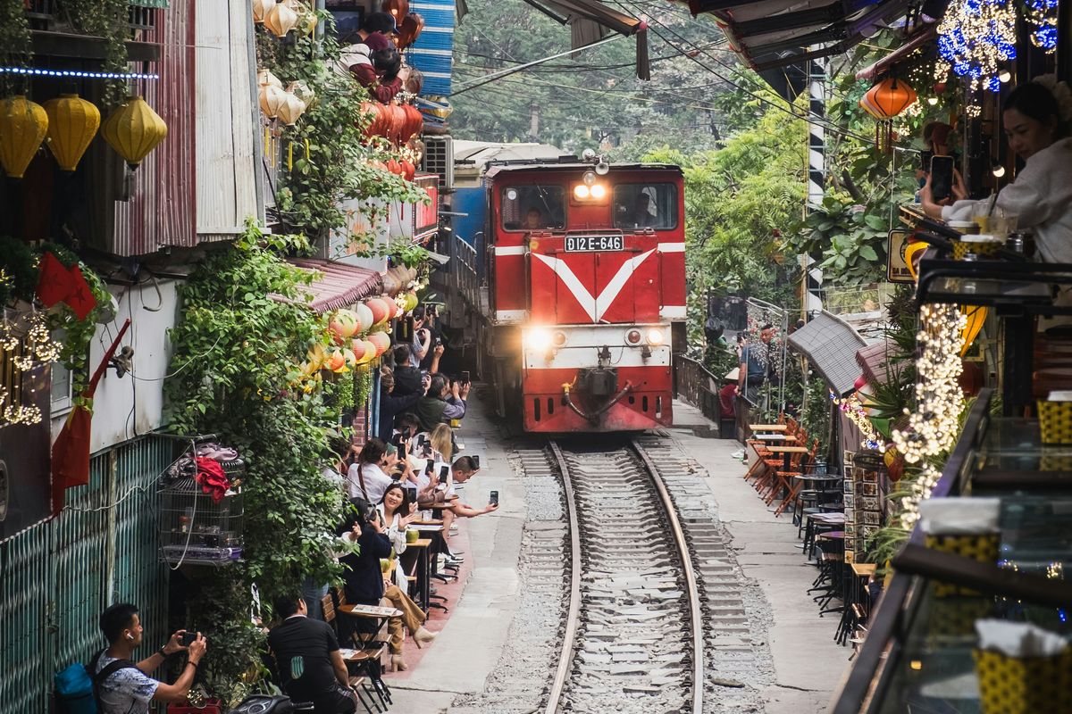 Hanoi, Ikon Wisata Hanoi Terancam Berubah, Kereta Tak Lagi Lewati Railway Cafe Street