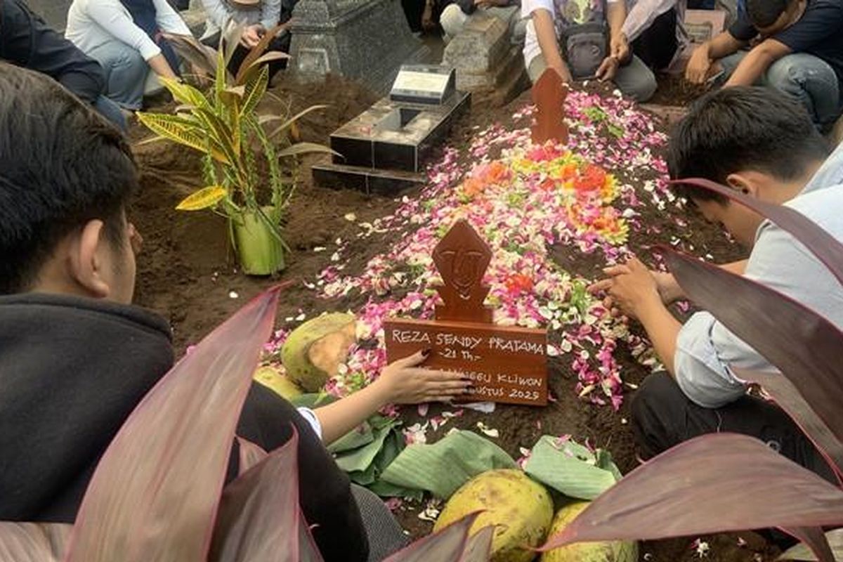 rheza sendy pratama, mahasiswa amikom, rheza sendy pratama amikom, mahasiswa Amikom meninggal, mahasiswa Amikom meninggal dalam demo, mahasiswa Amikom Jogja meninggal, rheza sendy meninggal, mahasiswa amikom meninggal saat ricuh mapolda diy, 7 Fakta Kematian Rheza Sendy, Mahasiswa Amikom yang Tewas saat Demo di Mapolda DIY, 1. Dikonfirmasi Pihak Kampus, 2. Putri Sultan HB X Melayat ke Rumah Duka, 3. Amikom Desak Polisi Lakukan Investigasi, 4. Kesaksian Ayah Rheza, 5. Respons Kapolda DIY, 6. Instruksi Sultan HB X, 7. Penjelasan RSUP Dr Sardjito