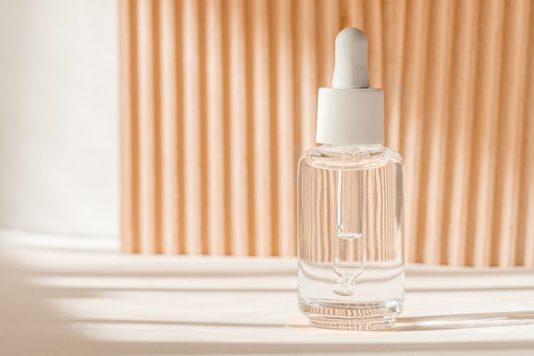 7 Kandungan Skincare untuk Samarkan Kerutan di Wajah, Apa Saja?, 1. Retinol, 2. Vitamin C, 3. Asam hialuronat, 4. Niacinamide, 5. Peptide, 6. Alpha Hydroxy Acid (AHA) dan Beta Hydroxy Acid (BHA), 7. Minyak squalane