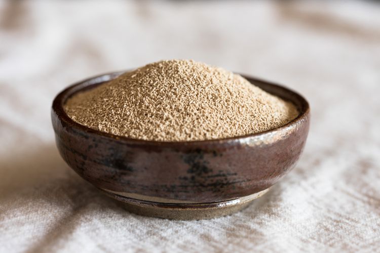 pepes ikan, Pepes Ikan Selalu Hancur? Ternyata Kamu Kurang 1 Bahan Ini!, 1. Campurkan ragi ke dalam bumbu halus, 2. Masak ikan bersama bumbu yang telah diberi ragi, 3. Rebus ikan selama 2 jam, 4. Bungkus dan bakar