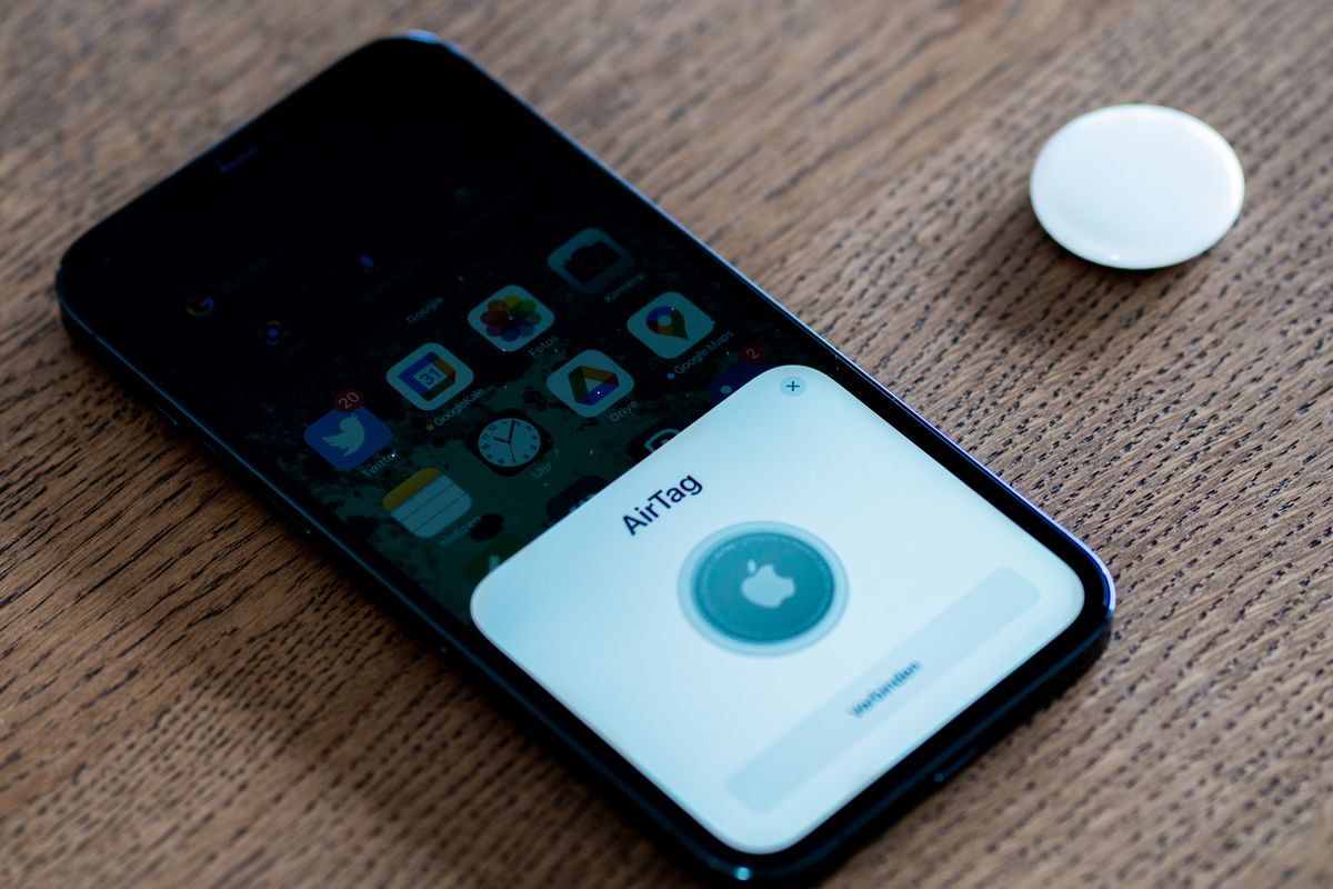 apple, AirTag, Apple AirTag, tracking device, AirTag Selamatkan Wisatawan dari Aksi Pencurian Koper di Bandara