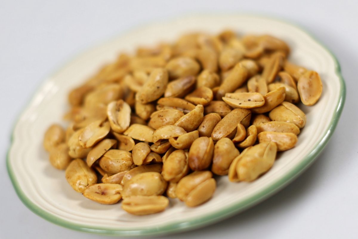 Kacang bawang, Agar Kacang Bawang Tidak Pahit, Tips agar Kacang Bawang Tidak Pahit untuk Camilan Lebaran 2025, 1. Goreng bawang terlebih dahulu, 2. Gunakan minyak yang sama, 3. Pastikan suhu minyak sesuai, 4. Tiriskan dengan baik
