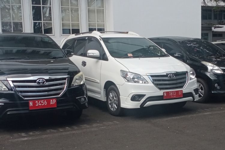 Pajak Kendaraan Bermotor, kendaraan pribadi, kendaraan dinas, tarif pajak kendaraan, Tarif Pajak Kendaraan Dinas vs. Pribadi: Apa Bedanya?, Tarif Pajak Kendaraan Dinas Berbeda dengan Kendaraan Pribadi, Besaran Tarif PKB Tergantung Beberapa Faktor, Tarif Kendaraan Dinas dan Kendaraan Umum, Kesimpulan: Perbedaan Jelas antara Kedua Jenis Kendaraan