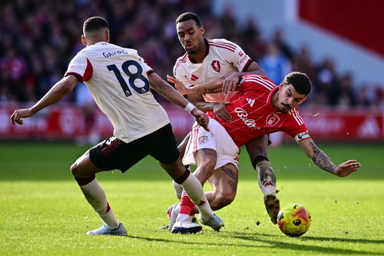 Arne Slot, Curtis Jones, Liverpool, Ternyata Sakit Punggung yang Bikin Wirtz Batal Starter di City Ground