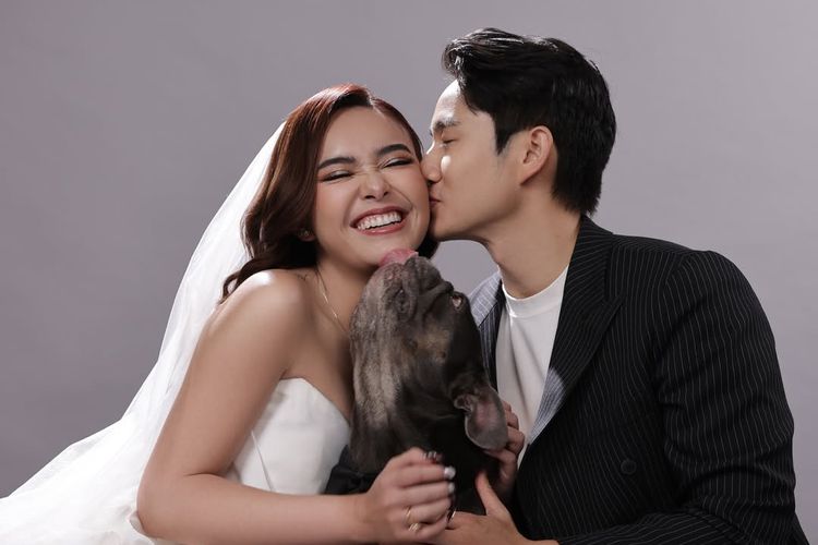 prewedding, Kenny Austin, Amanda Manopo, amanda manopo prewedding, amanda manopo menikah dengan arya saloka, kenny austin dan amanda manopo, amanda manopo dan kenny austin pacaran, 8 Gaya Prewedding Amanda Manopo dan Kenny Austin, Romantis dan Elegan, 1. Elegan dengan hewan peliharaan, 2. Gaun mini berstruktur bunga, 3. Sentuhan hitam-putih yang klasik, 4. Makeup, 5. Look minimalis tapi berkelas, 6. Bouquet, 7. Tatanan rambut sleek bun, 8. Kilau perhiasan berkelas