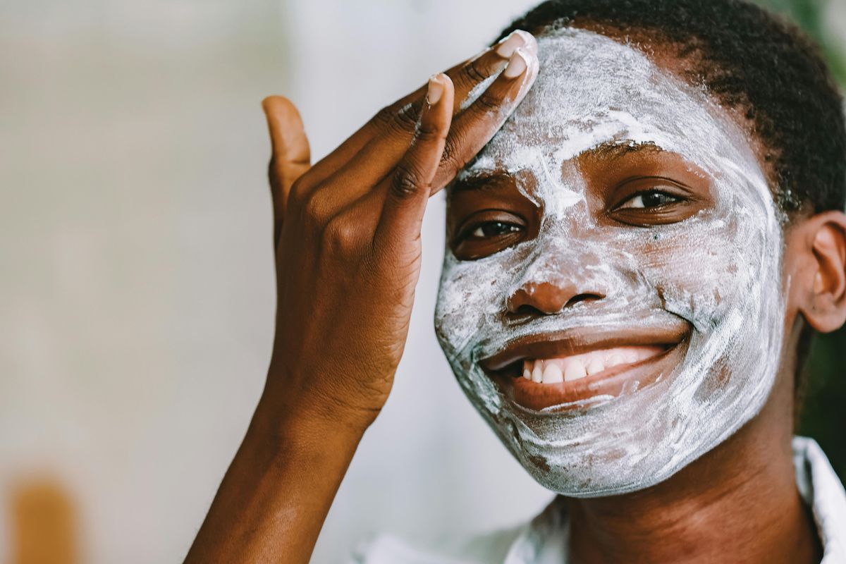 kulit sensitif, Kulit sensitif, urutan skincare, urutan skincare malam, urutan skincare untuk kulit sensitif, urutan skincare kulit sensitif, urutan skincare malam untuk kulit sensitif, urutan skincare untuk kulit sensitif dan berjerawat, Urutan Skincare Malam kulit sensitif, 5 Rangkaian Skincare Malam untuk Kulit Sensitif, 1. Pembersih, 2. Toner, 3. Serum, 4. Pelembap, 5. Masker