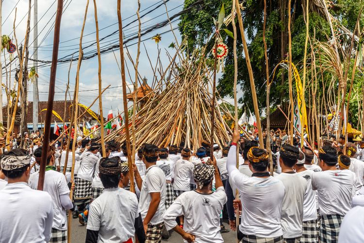 makna hari raya kuningan, tradisi hindu bali, makna hari raya kuningan bagi umat hindu, galungan dan kuningan 2025, Makna Hari Raya Kuningan, Saat Leluhur Kembali ke Alam Suci, Makna Filosofis Hari Raya Kuningan, Simbol Penting dalam Perayaan Kuningan, Kuningan sebagai Momen Kebersamaan dalam Keluarga, Perbedaan Makna Galungan dan Kuningan