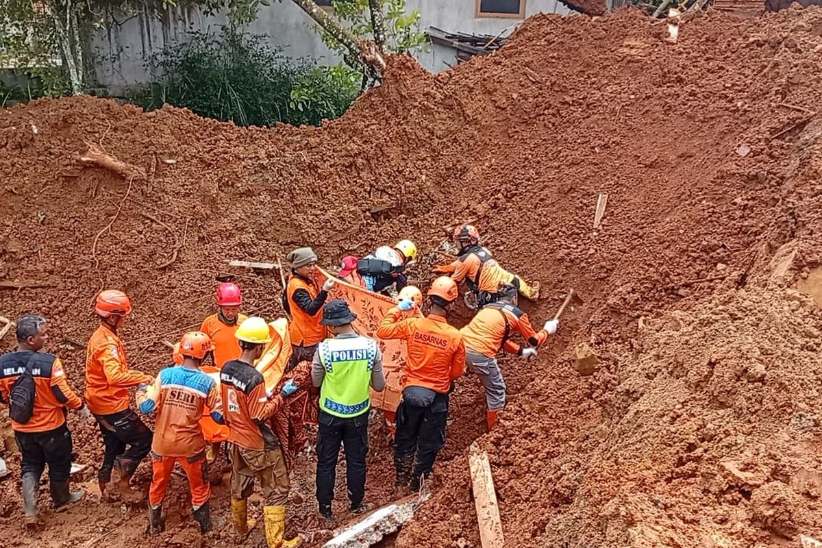 Cilacap, korban longsor, longsor cilacap, longsor Cibeunying, Sempat Telepon Istri dan Anak, Dedi Syok Rumahnya Rata Tertimbun Longsor di Cilacap