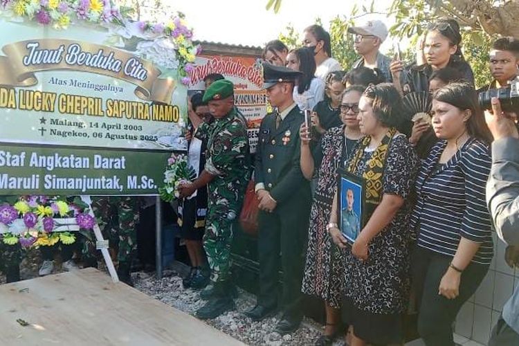 Kupang, prada lucky, Prada Lucky Chepril Saprutra Namo, prada lucky dianiaya, Pilu di Pemakaman Prada Lucky, Keluarga Menangis Tuntut Keadilan, Desakan Usut Tuntas dan Jaga Nama Baik TNI, Kesaksian Pilu Sang Ibu, Dua Hari Tanpa Kabar, Dugaan Penyiksaan Sistematis, Respons Kodam IX/Udayana, Pemakaman Penuh Duka