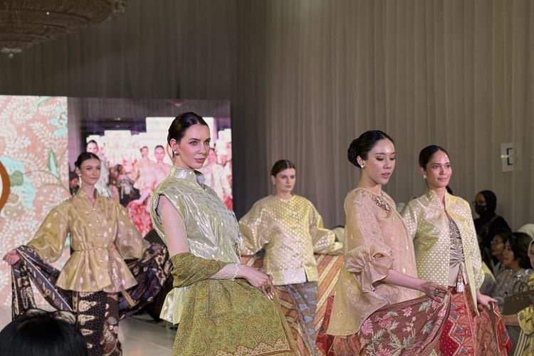 Sekar Setaman, Danar Hadi, batik, perempuan Indonesia, Makna Sekar Setaman, Danar Hadi Hadirkan Potret Perempuan Indonesia, Mencerminkan Perempuan Indonesia, Awal Tahun, Simbol Mekarnya Semangat Baru, Makna Bunga sebagai Bahasa Koleksi, Representasi Perempuan Indonesia Masa Kini