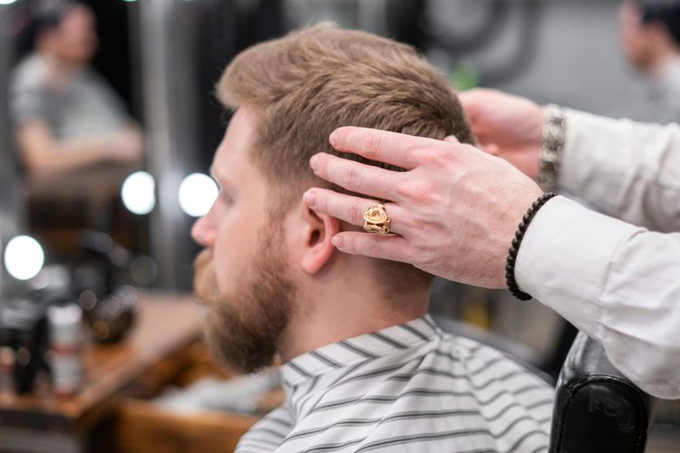 model rambut pria, 55 Model Rambut Pria Terbaru 2026, Bikin Makin Ganteng &amp; Stylish, Tren Model Rambut Pria Terbaru 2026, Model Rambut Pria Pendek yang Praktis &amp; Rapi, Inspirasi Undercut yang Selalu Jadi Favorit, Model Rambut Medium Length untuk Look Dewasa, Model Rambut Pria Keriting yang Tetap Stylish, Model Rambut Pria Anti Mainstream, Cara Memilih Model Rambut Pria Sesuai Bentuk Wajah, Pertanyaan Umum Seputar Model Rambut Pria