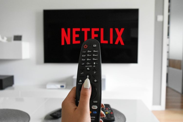 film, Netflix, rekomendasi film, Hack, Tinder Swindler, Unlocked, Film, Atlas, Crypto, internet, hack, Bill Gates, atlas, series, playlist, film netflix, nth room, 10 Rekomendasi Film Bertema Teknologi di Netflix, 1. Unlocked (2023), 2. Atlas (2024), 3. Next Gen (2018), 4. Crypto Boy (2023), 5. The Tinder Swindler (2022), 6. The Social Dilemma (2020), 7. The Great Hack (2019), 8. The Playlist (2022), 9. What’s Next? The Future with Bill Gates (2024), 10. Cyber Hell: Exposing an Internet Horror (2022)