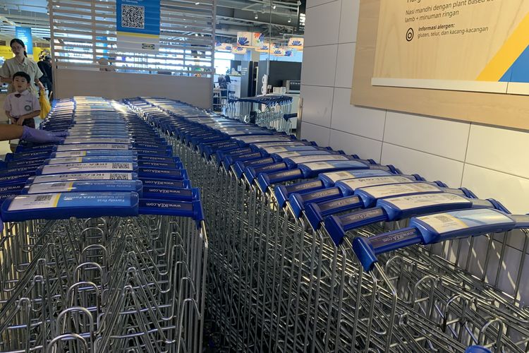 Cara Pesan Makanan di Restoran IKEA untuk Pemula, Ini Tipsnya, 1. Ambil troli dan baki makanan, 2. Pilih menu yang ingin disantap, 3. Ambil minuman sendiri dan bebas isi ulang, 4. Bayar di kasir, 5. Ambil peralatan makan dan cari meja kosong, 6. Nikmati makanan dan rapikan piring kotor