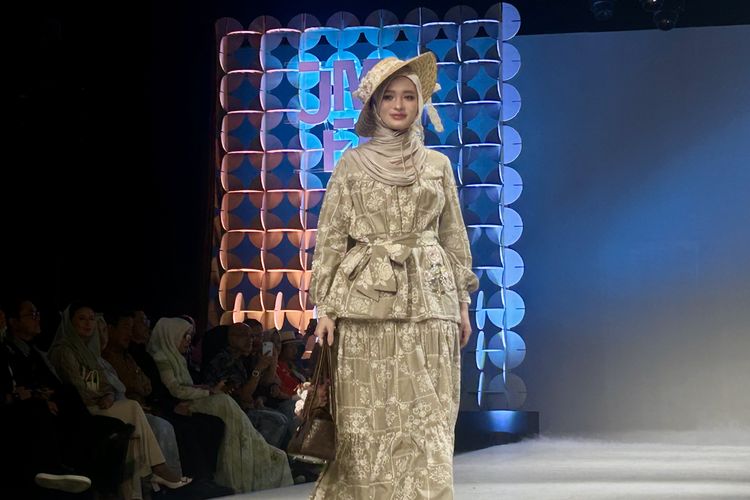Ayu Dyah Andari, Inara Rusli, jfw 2026, penampilan Inara Rusli, Inara Rusli di Jakarta Modest Fashion Week 2026, outfit inara rusli, busana inara rusli, jakarta modest fashion week 2025, Outfit Inara Rusli di Jakarta Modest Fashion Week 2026, Anggun dan Feminin