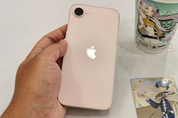iPhone 17e, Soft Pink, Apple, Saya Cowok tapi Pakai iPhone 17e Soft Pink, Ini yang Dirasakan, Butuh casing agar aman, Ringan dan nyaman dipakai, Layar lega dan cukup terang, Ponsel cantik dengan sedikit kompromi