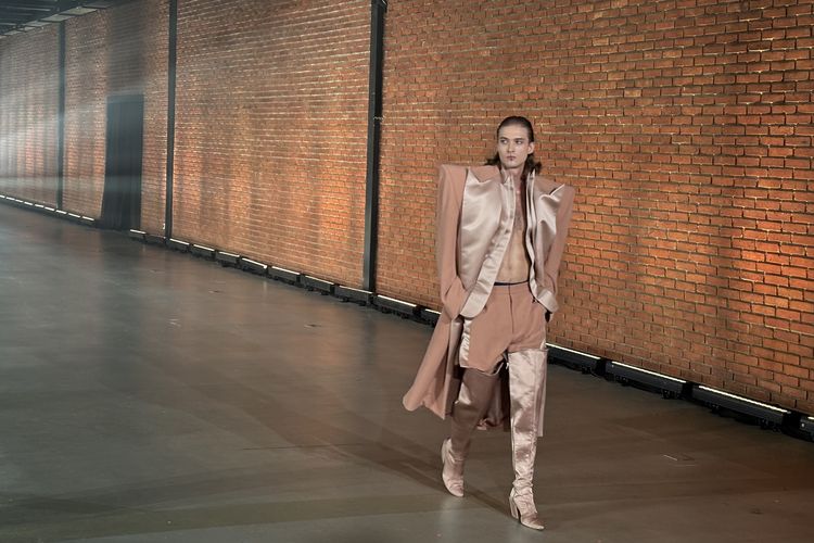 Harry Halim, padding, harry halim designer, koleksi terbaru harry halim, harry halim fashion show, tailoring bahu, bantalan bahu, Harry Halim Hadirkan Tailoring Khas dalam Koleksi 11/11, Apa Itu?