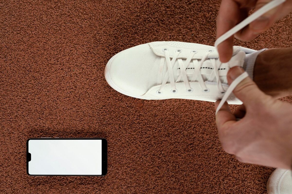 sneakers palsu, perbedaan sneakers asli dan palsu, sneakers asli vs sneakers palsu, Kenapa Sneakers Palsu Tetap Laku di Pasaran? Ini Kata Pakar dan Konsumen, Harga jadi faktor utama, Simbol gaya hidup, Pengaruh lingkungan dan informasi online, Sneakers asli vs sneakers palsu, pilih mana?, Keterjangkauan dan kebutuhan tampil