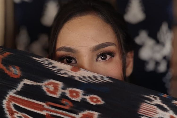 Xiaomi, xiaomi 15T, xiaomi 15t series, Memotret Keindahan Sumba dengan Kamera Xiaomi 15T yang Belum Rilis di Indonesia, Kampung Ratenggaro dalam Mode Portrait , Memotret momen dramatis di Bukit Wairinding, Kampung Raja Prailiu,  Potret warga Kampung Raja Prailiu yang sedang menenun menggunakan Xiaomi 15T