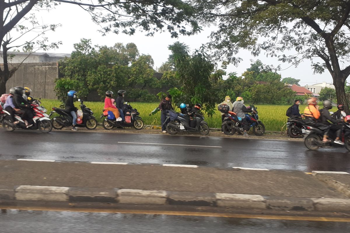 keselamatan berkendara, hujan deras, Hindari Bahu Jalan Saat Hujan: Ini Alasannya