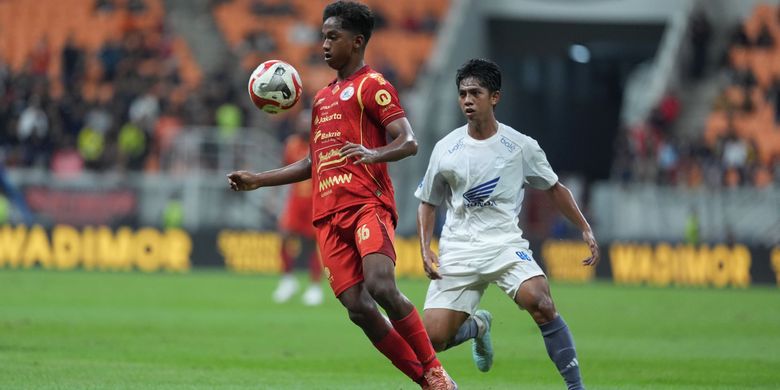 Shayne Pattynama, Persija Jakarta, Persija, PSM Makassar, Super League, Mauricio Souza, Puji Megahnya JIS, Shayne Pattynama Blak-blakan Kritik Kualitas Rumput Kandang Persija