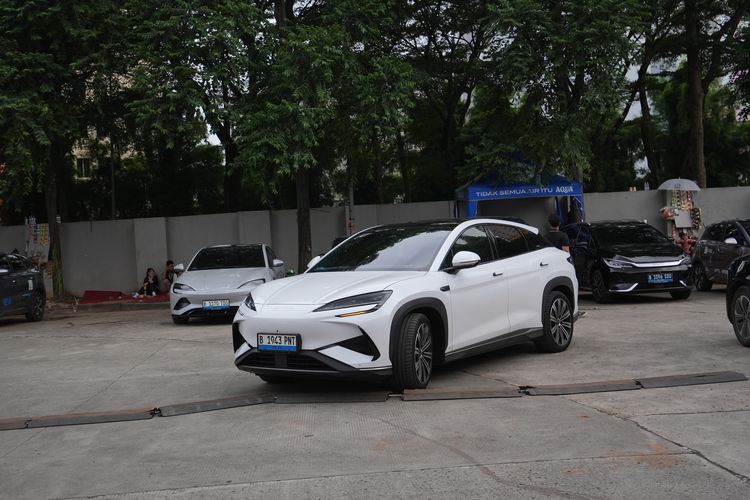 Tol Trans Jawa, mobil listrik, Tips Perjalanan Mobil Listrik Jakarta-Semarang Saat Nataru, Mulai dari Jakarta dengan Baterai Penuh, Titik Pengisian Strategis di Tol Trans Jawa, Lanjut ke Semarang, Antisipasi Kepadatan, Manfaatkan Aplikasi untuk Cek SPKLU