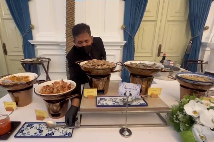 open house istana, open house prabowo, open house presiden, Open house istana 2025, Suasana open house prabowo, Fakta open house prabowo, 7 Menu Open House Prabowo di Istana Merdeka, Ada Duck Noodle, 1. Duck noodle, 2. Kambing guling, 3. Batagor dan siomay, 4. Croquembouche, 5. Teppanyaki, 6. Chocolate Fountain, 7. Bakso solo