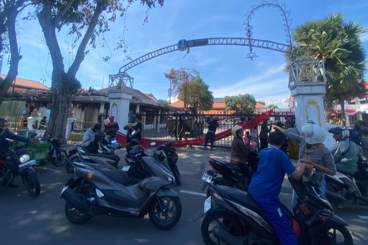 Khofifah, gubernur jawa timur, Gubernur Jawa Timur Khofifah Indar Parawansa, Grahadi Surabaya, Grahadi, grahadi dibakar massa, Grahadi Terbakar, grahadi surabaya dibakar, Khofifah Duduk Bersama Mahasiswa 30 Menit sebelum Insiden Molotov di Grahadi