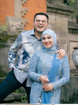 Irish Bella, 5 Style Irish Bella saat Hadiri Wisuda Anak Sambung, Anggun dengan Kebaya Biru, 1. Tampil anggun dengan kebaya brokat biru pastel, 2. Memadukan hijab polos senada, 3. Makeup flawless dengan nuansa natural, 4. Kebaya modern dengan sentuhan kain satin, 5. Tampil serasi bersama keluarga