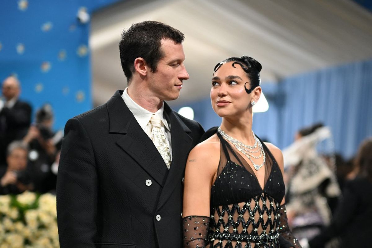 Dua Lipa, Callum Turner, cincin tunangan Dua Lipa, callum turner dua lipa, dua lipa tunangan, cincin tunangan dua lipa, harga cincin tunangan dua lipa, Dua Lipa Resmi Tunangan dengan Callum Turner, Ini Detail Cincin Mewahnya
