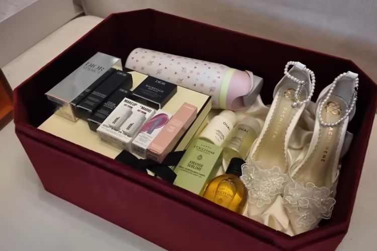 Jennifer Coppen, 7 Isi Suvenir Bridesmaid Proposal Jennifer Coppen, Didominasi Barang Branded, 1. Clutch bag, 2. Satu set kain seragam, 3. Piyama Victoria's Secret, 4. Tumbler Owala, 5. Rangkaian makeup set, 6. Parfum mewah Jennifer Coppen membagikan suvenir bridesmaid proposal berisi barang-barang branded, mulai dari parfum mewah hingga high heels putih., 7. High heels putih