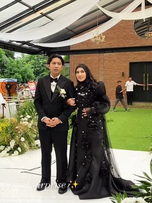 Feby Putri, resepsi feby putri, feby putri menikah di tangerang, feby putri dan adam febrian, resepsi feby putri dan adam febrian, calathea wedding venue, wedding nuansa monokrom, 9 Style Resepsi Feby Putri dan Adam Febrian di Tangerang, Nuansa Monokrom, 1. Makeup fresh look oleh Ikawati Fitria, 2. Hijab hitam simpel dan anggun, 3. Gaun hitam rancangan Anarav Label, 4. Detail floral 3D dan kristal berkilau, 5. Veil tipis berhias detail daun, 6. Alas kaki boots, 7. Tuxedo klasik Adam Febrian, 8. Detail boutonniere putih, 9. Kontras dengan dress code tamu