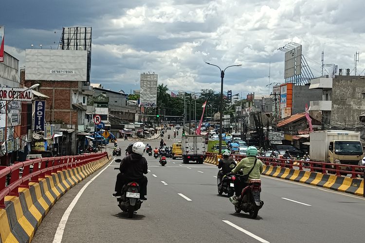 fly over, rem blong, tabrakan beruntun, Fly Over, Fly over Cibinong, Ada Lampu Merah di Fly Over Cibinong, Potensi Terjadi Kecelakaan