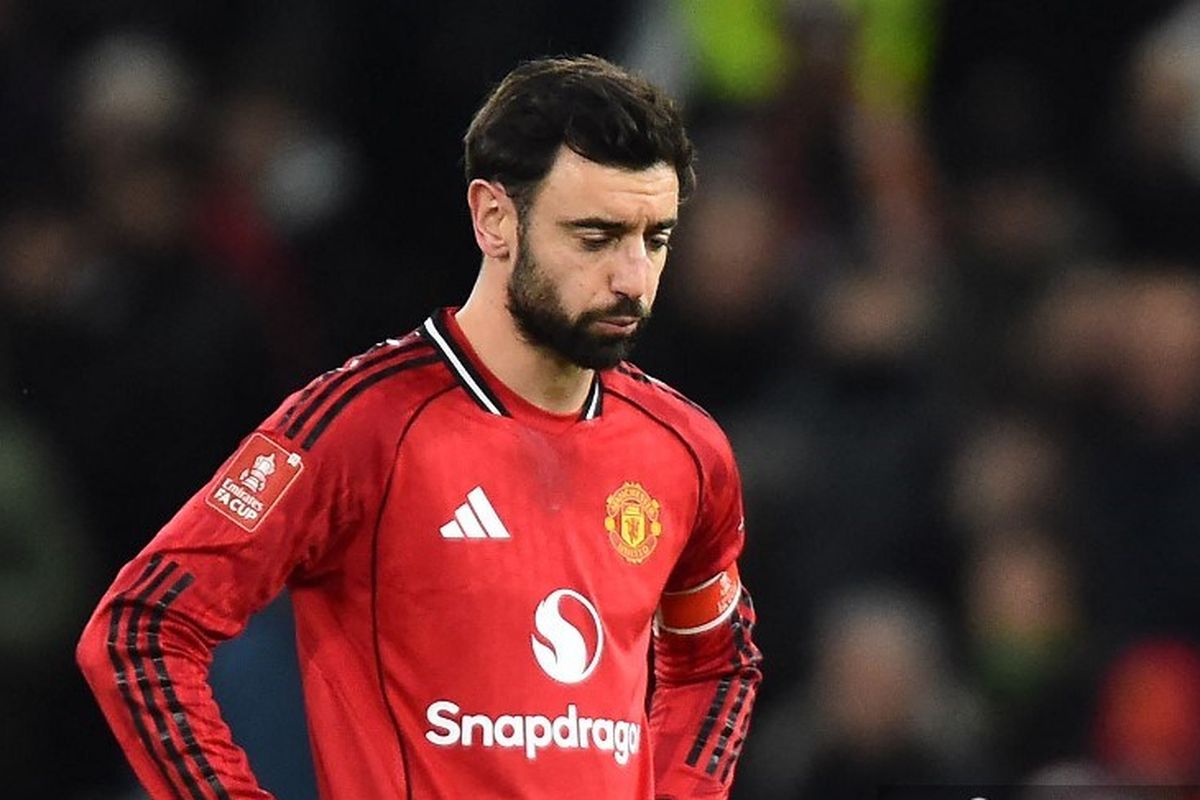Bruno Fernandes, Manchester United, Gary Neville, Cerita Bruno Fernandes Pilih Bertahan di Man United dan Tolak Tawaran dari Arab Saudi