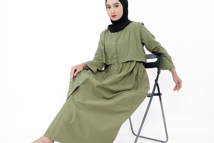 baju lebaran 2025, rekomendasi baju kasual wanita 2025, baju casual wanita, baju casual wanita hijab, baju simpel wanita, rekomendasi outfit lebaran hari kedua, 5 Rekomendasi Baju Kasual Wanita untuk Outfit Lebaran Hari Kedua, 1. Kemeja oversized bordir Slimah, 2. Kaus oversized knit top By Meldev, 3. Maxi dress simpel Femmewear, 4. Tunik motif garis-garis Bayleaf.id, 5. Kemeja motif bunga Geulis