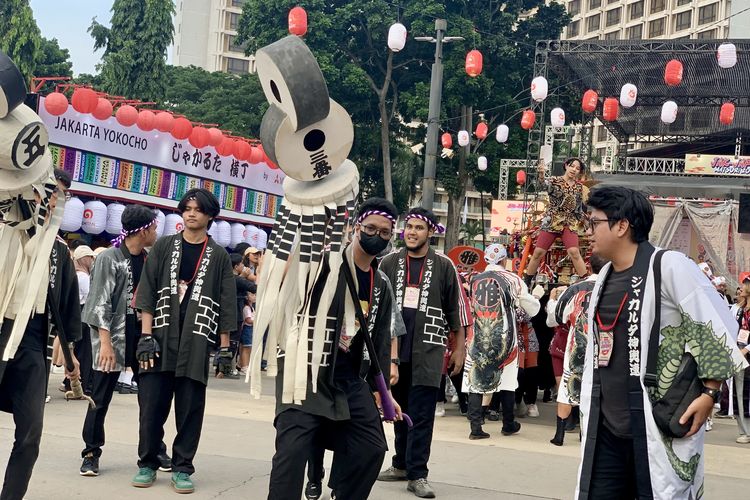 apa itu omikoshi, omikoshi adalah, makna Omikoshi jepang, kapan warga jepang melakukan Omikoshi, festival jak japan matsuri 2025, Apa Itu Arak-arakan Omikoshi Jepang dan Perannya dalam Festival?